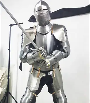 ימי הביניים באירופה שריון אביר לביש ברזל לכסות את הגוף הבמה.