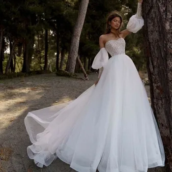 סטרפלס רומנטי תחרה חרוזים שמלות חתונה 2023 את הכתף ארוכות הכלה בשמלה חשופת גב קצר פאף שרוול שמלת כלה.