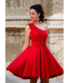 2020 אדום קצר שמלות קוקטייל קו הסיום מסיבת שמלות לבנות עם תחרה, אפליקציות כתף אחת סיום שמלות